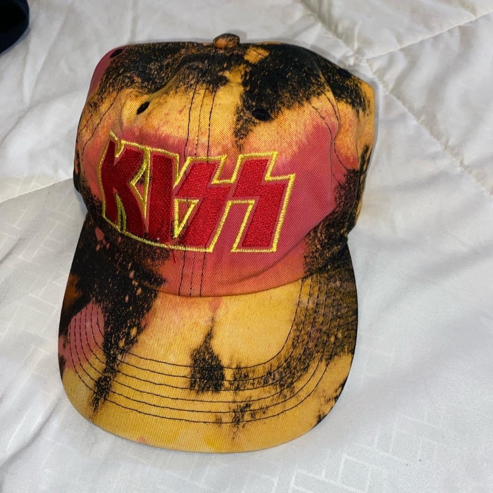 Kiss hat